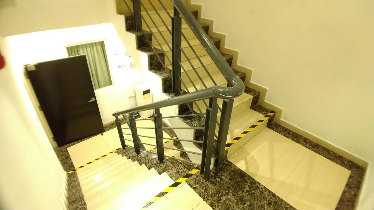 Apple 1 Hotel Budget Gelugor 2*,
